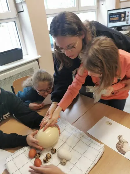 Uczniowie na wielkanocnych warsztatach