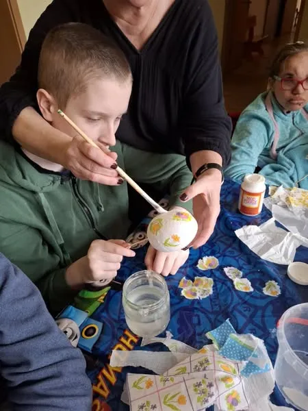 Uczniowie przygotowywują ozdoby świąteczne