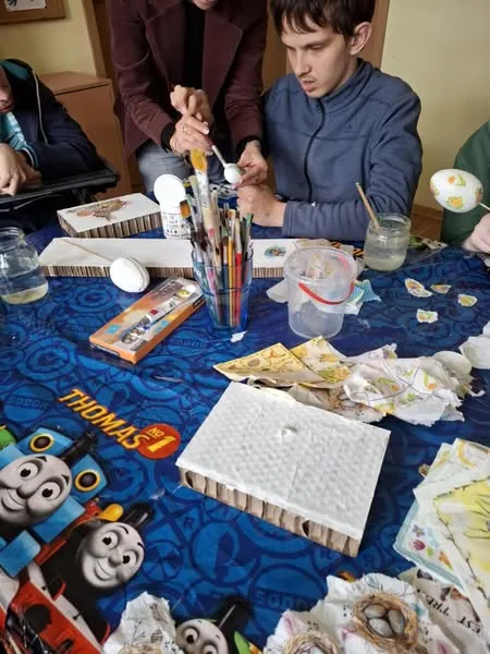 Uczniowie przygotowywują ozdoby świąteczne