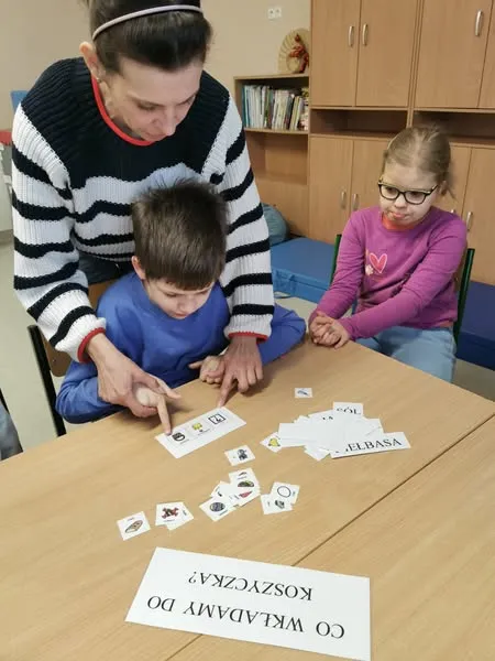 Uczniowie na wielkanocnych warsztatach