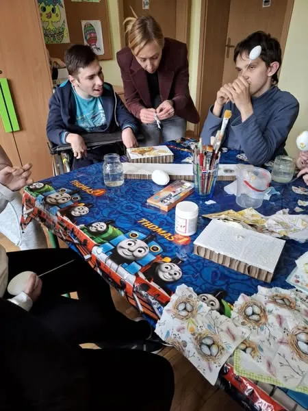 Uczniowie przygotowywują ozdoby świąteczne