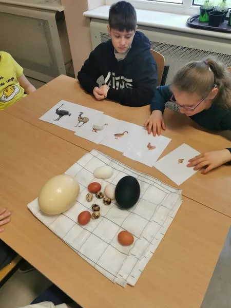 Uczniowie na wielkanocnych warsztatach