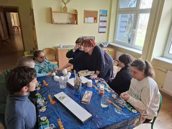 Uczniowie przygotowywują ozdoby świąteczne