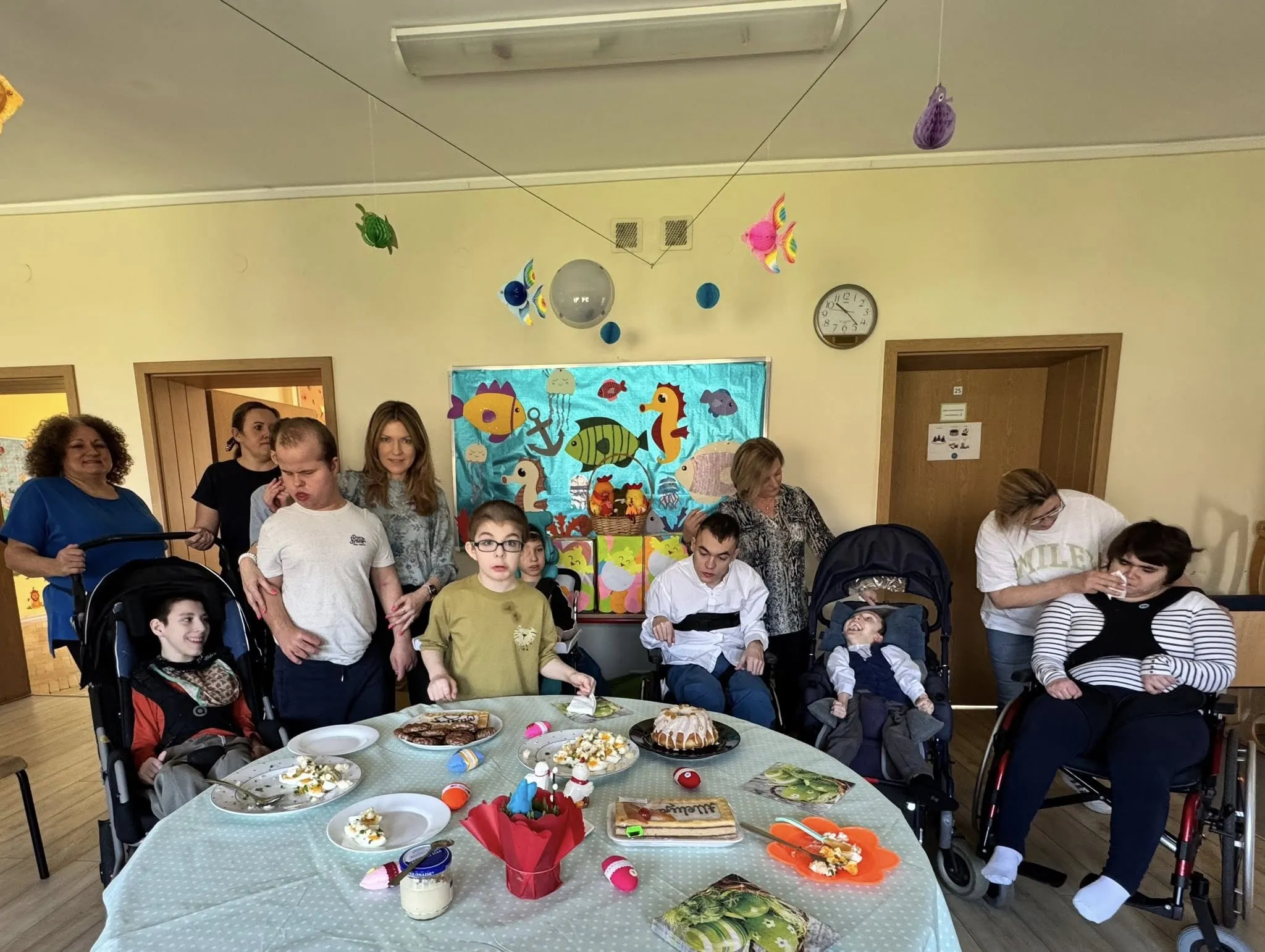 Uczniowie na śniadaniu wielkanocnym