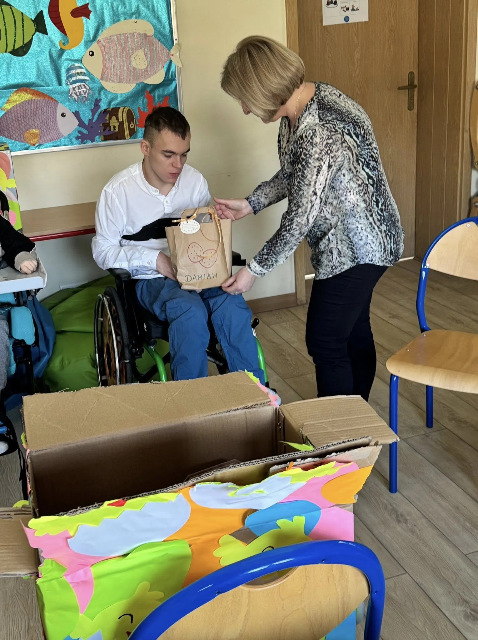 Uczniowie na śniadaniu wielkanocnym