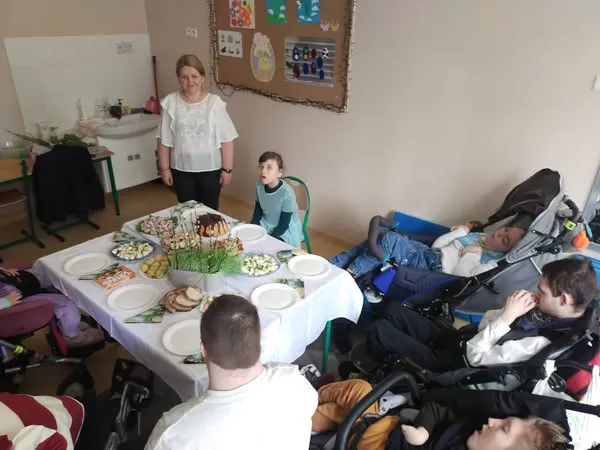 Uczniowie na śniadaniu wielkanocnym