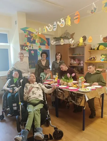 Uczniowie na śniadaniu wielkanocnym