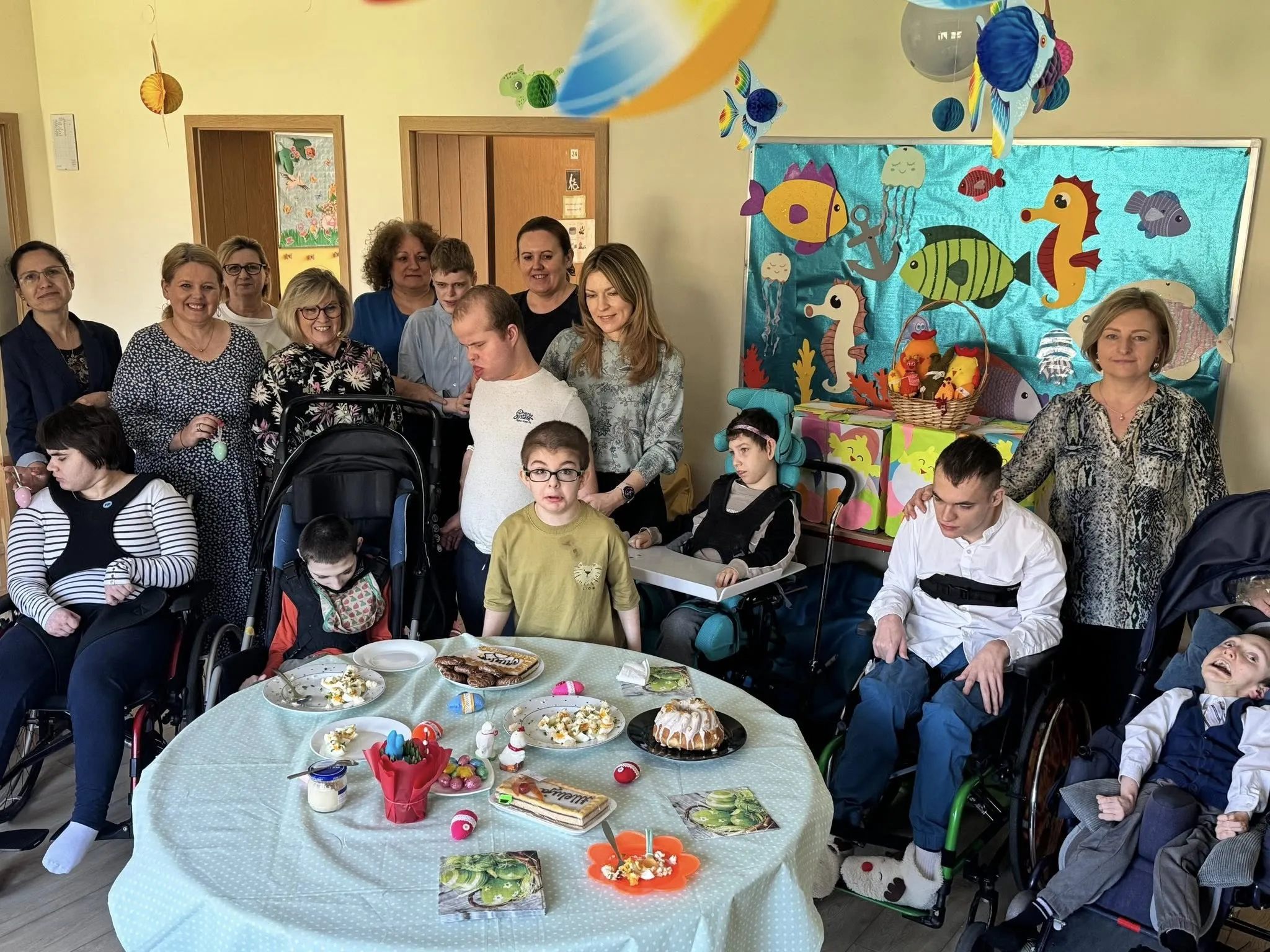 Uczniowie na śniadaniu wielkanocnym