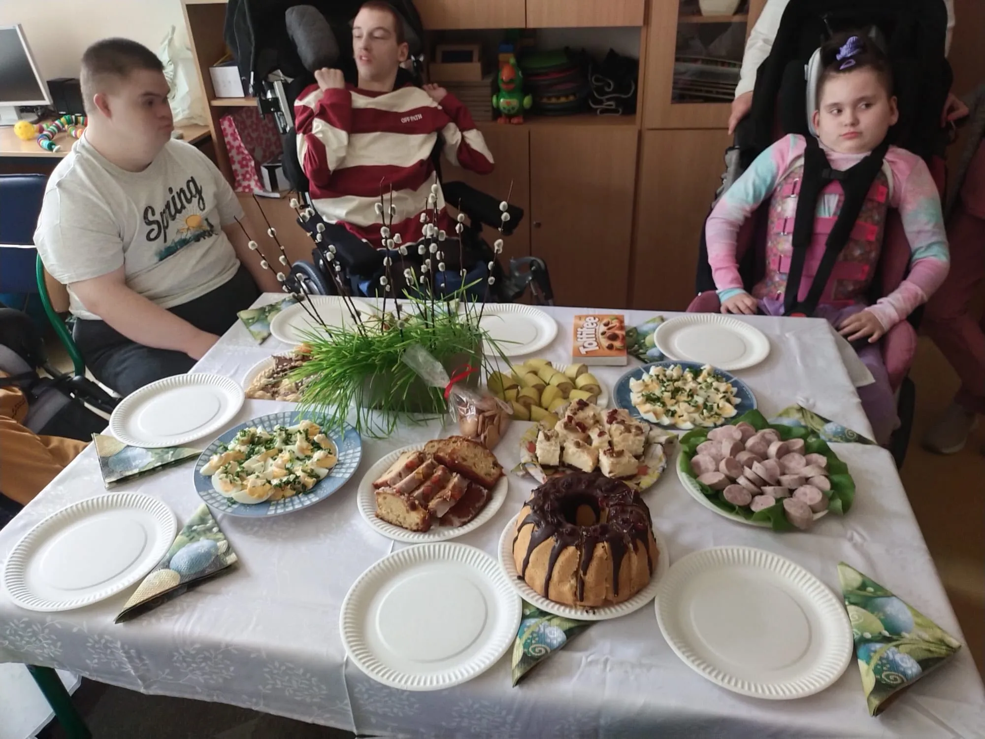 Uczniowie na śniadaniu wielkanocnym