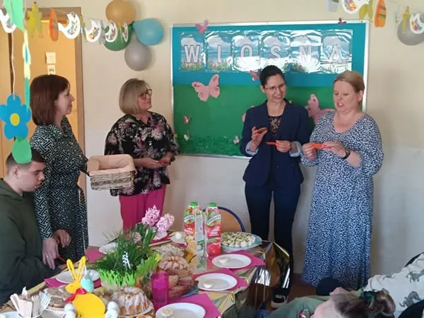 Uczniowie na śniadaniu wielkanocnym