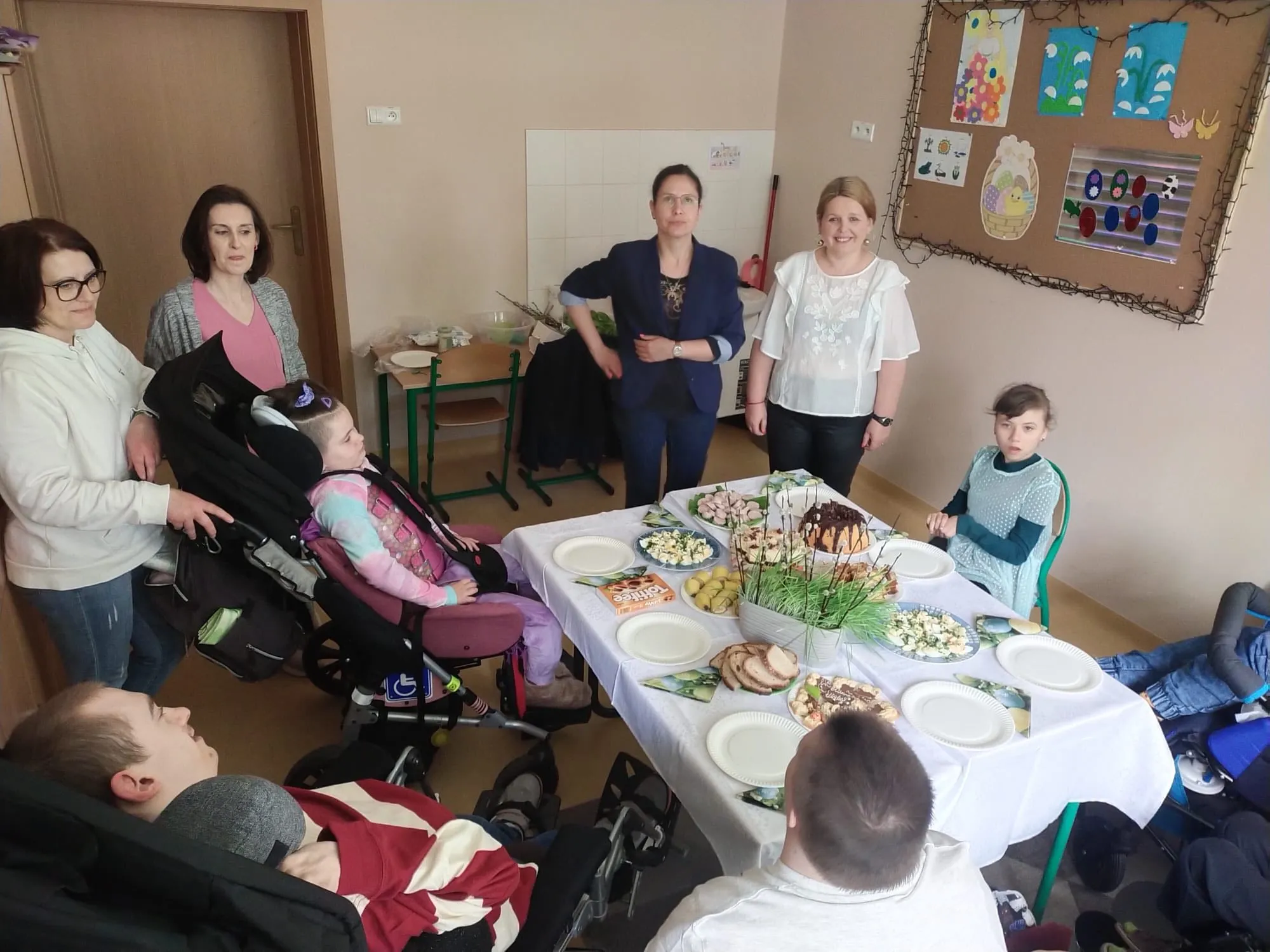 Uczniowie na śniadaniu wielkanocnym