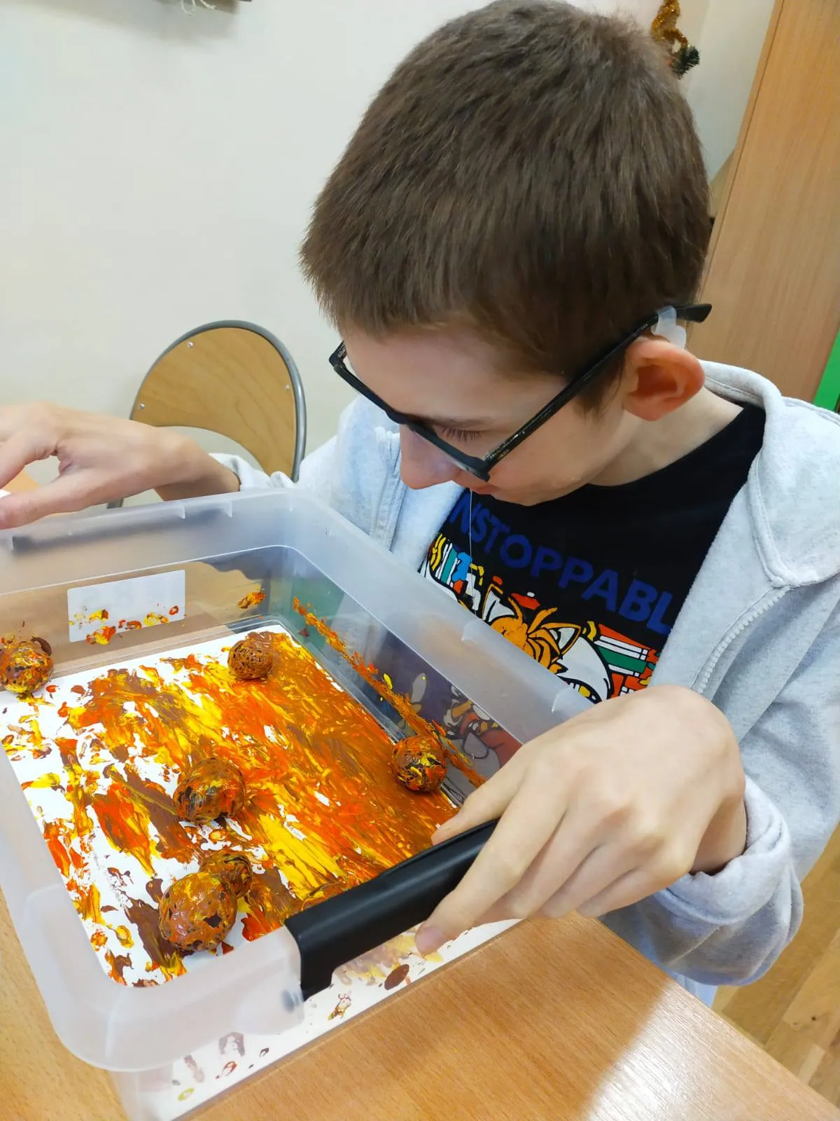 Uczniowie na wydarzeniu 'Kreatywne prace plastyczne'