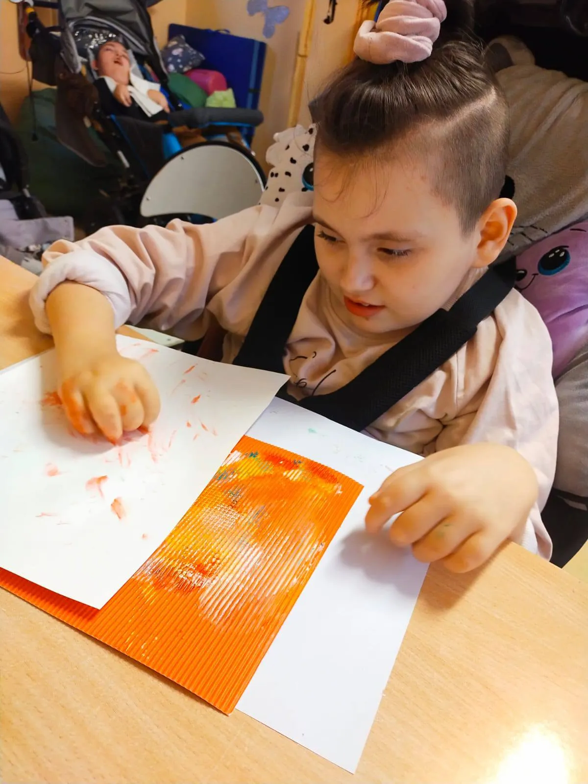 Uczniowie na wydarzeniu 'Kreatywne prace plastyczne'