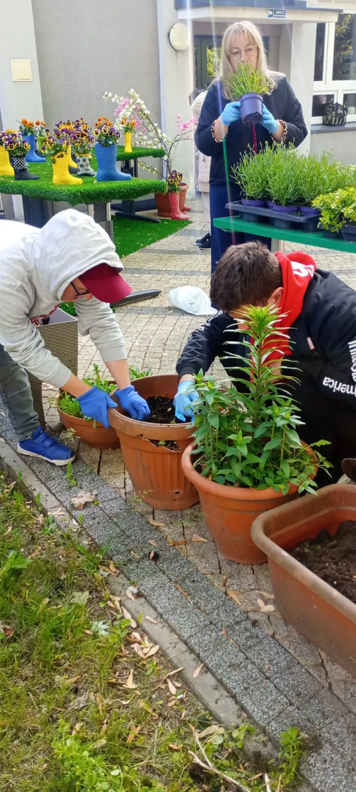 Uczniowie pracują w ogródku