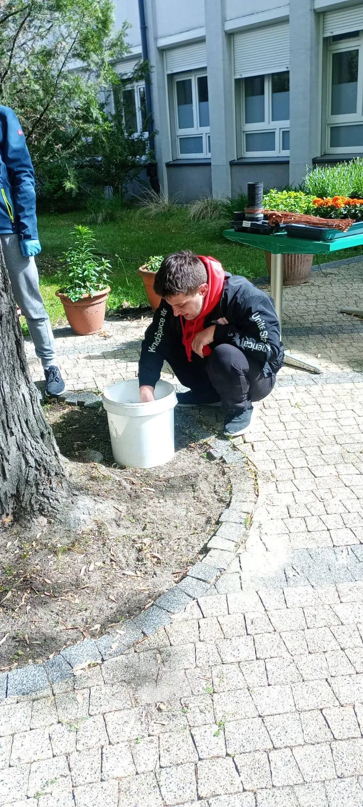 Uczniowie pracują w ogródku