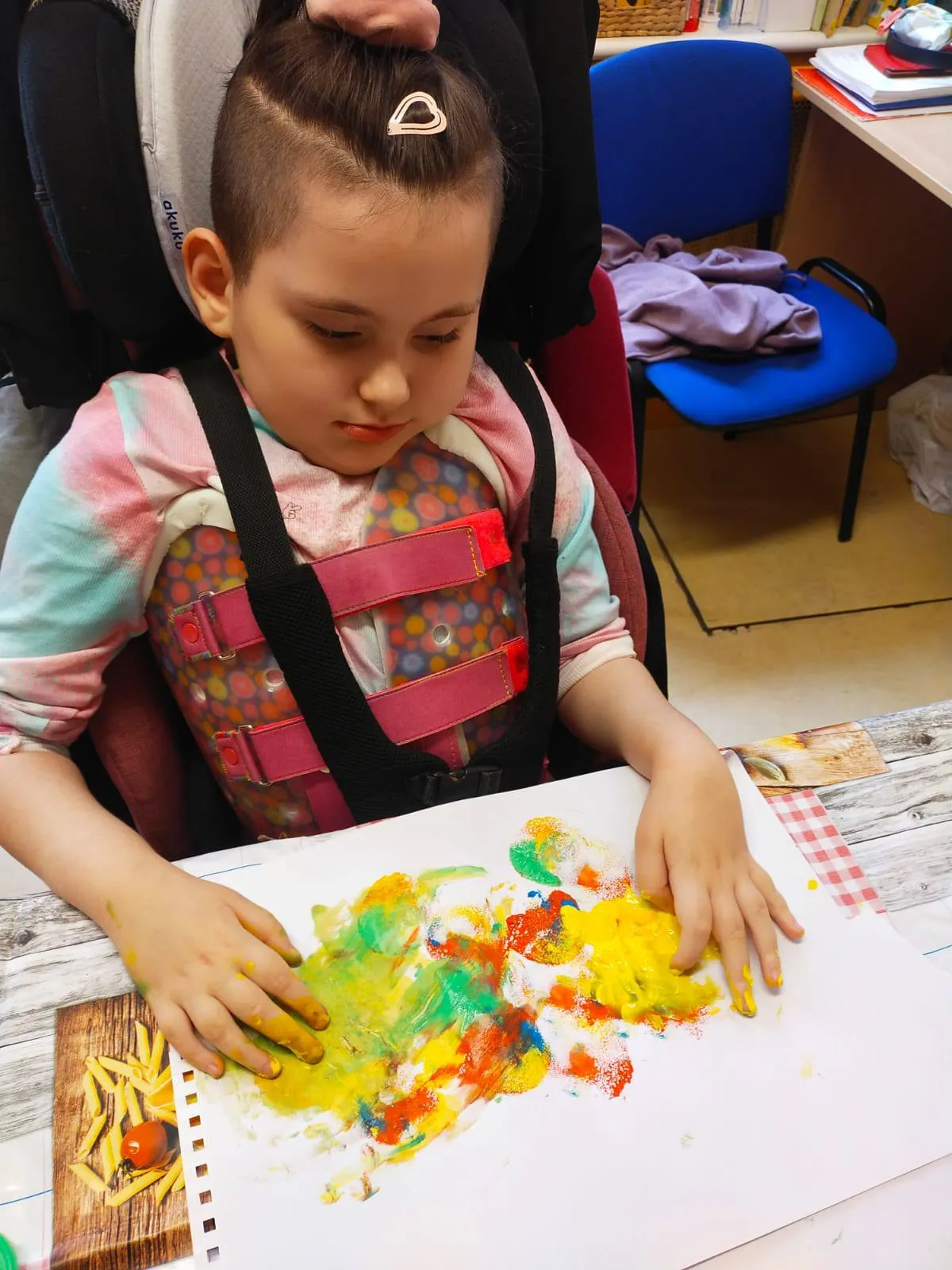 Uczniowie na wydarzeniu 'Kreatywne prace plastyczne'