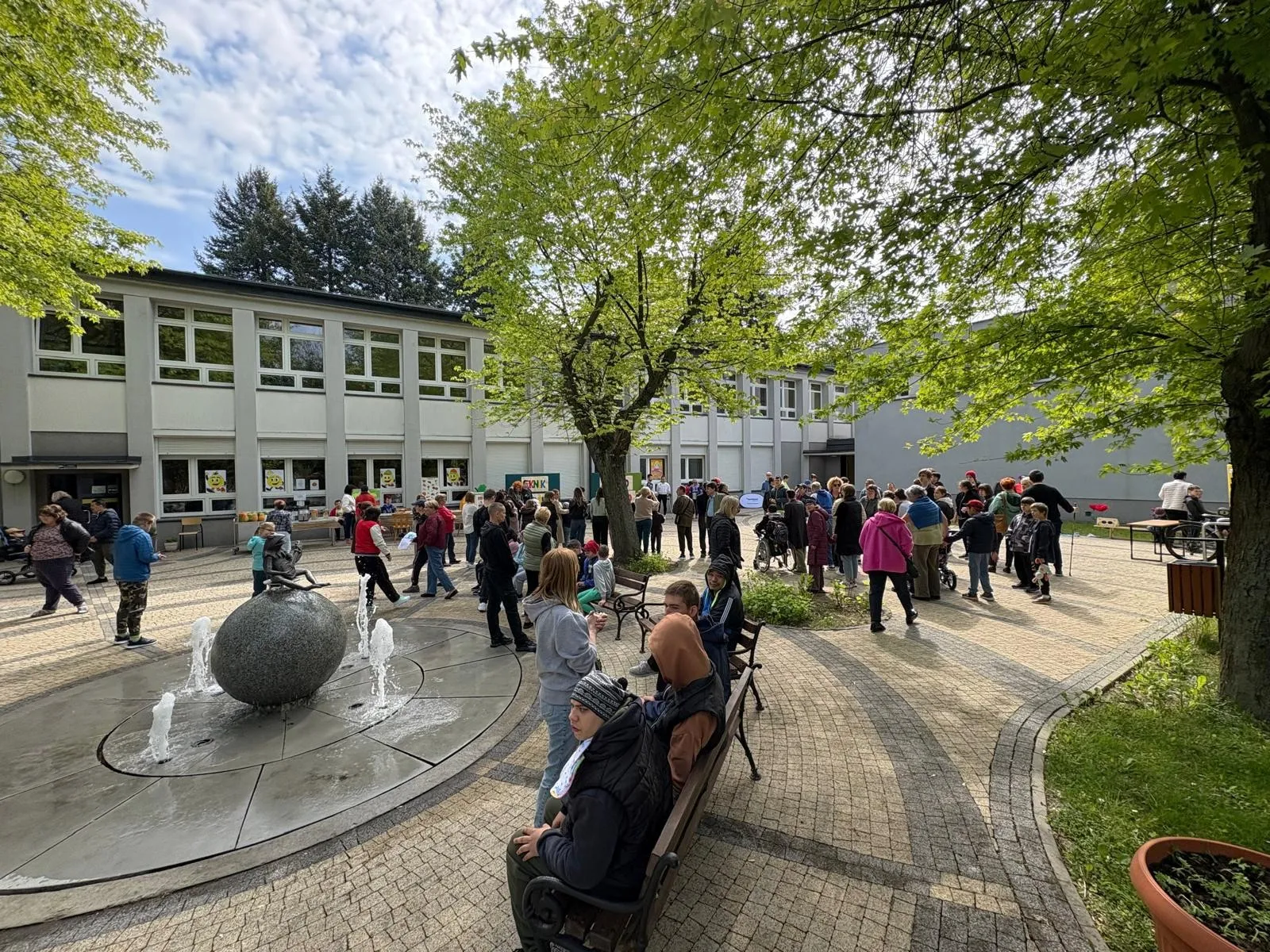 Uczniowie na wydarzeniu 'Zdrowo - sportowo