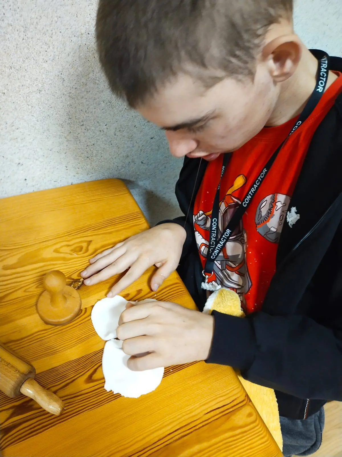 Uczniowie na wydarzeniu 'Kreatywne prace plastyczne'