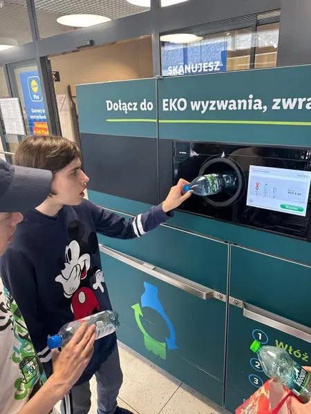 Uczniowie na wydarzeniu 'Eco wyzwania, zwracaj opakowania'