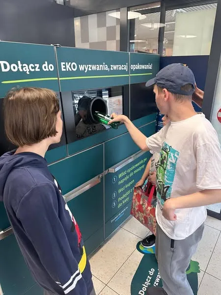Uczniowie na wydarzeniu 'Eco wyzwania, zwracaj opakowania'