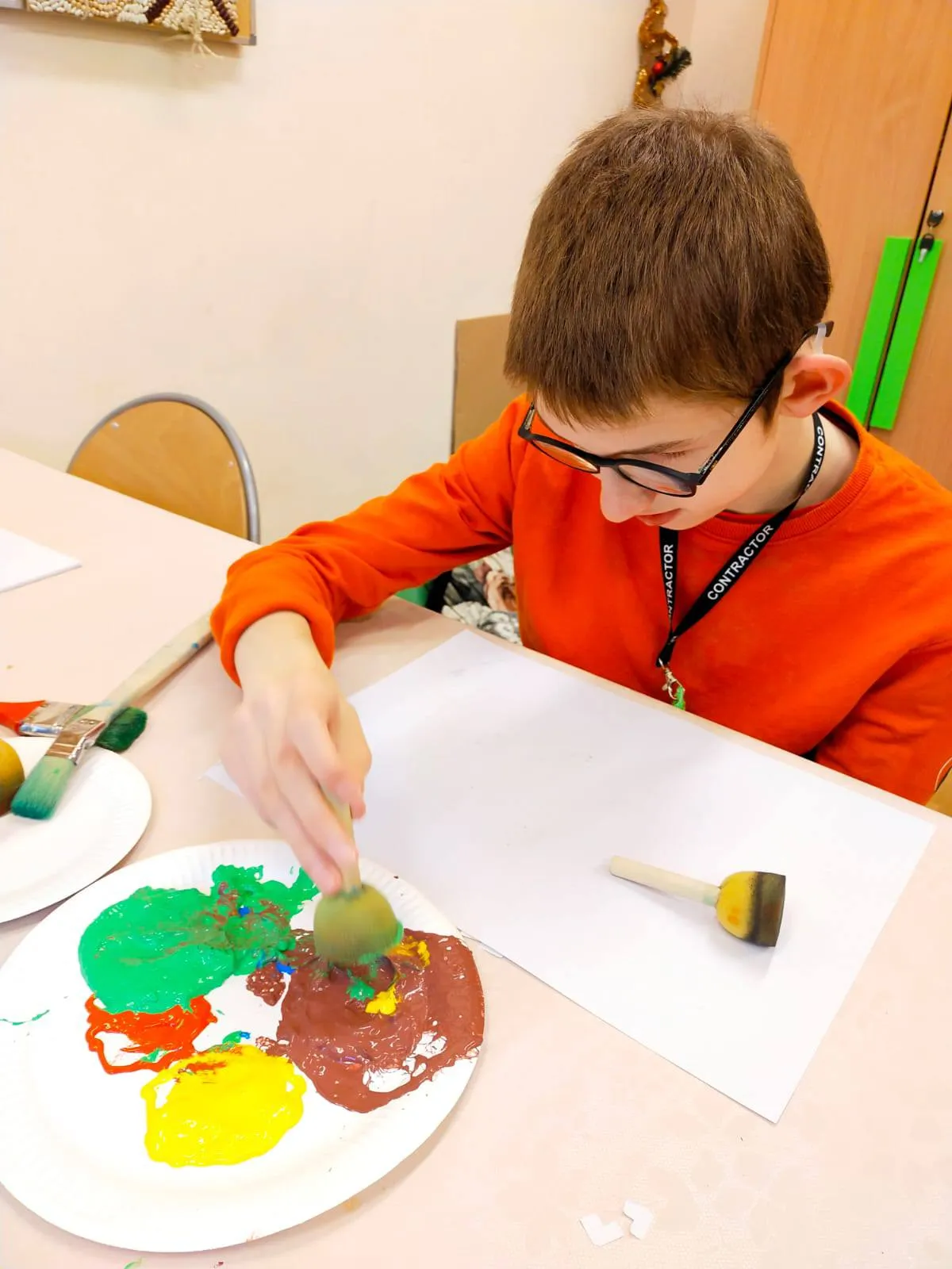 Uczniowie na wydarzeniu 'Kreatywne prace plastyczne'