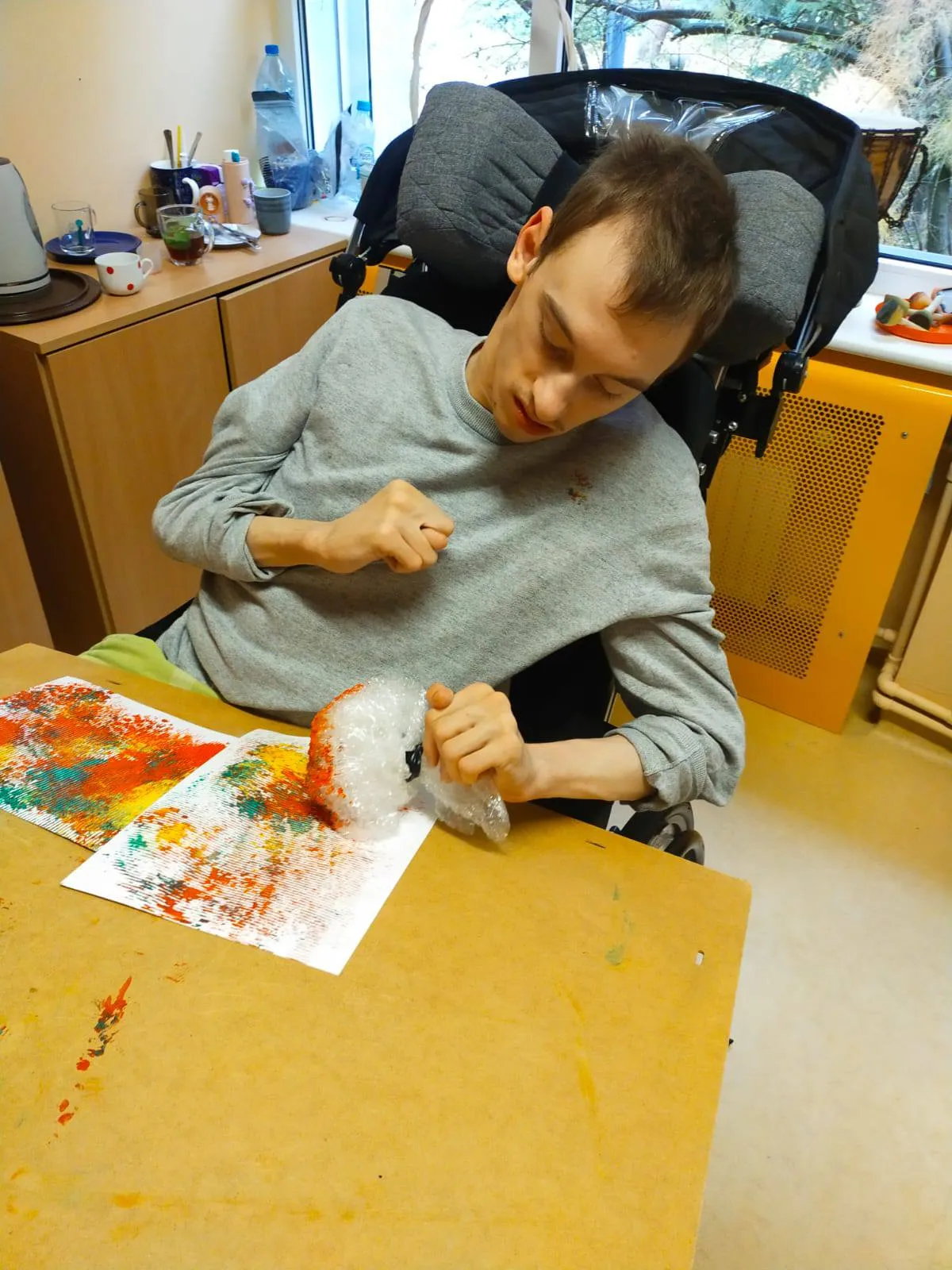 Uczniowie na wydarzeniu 'Kreatywne prace plastyczne'