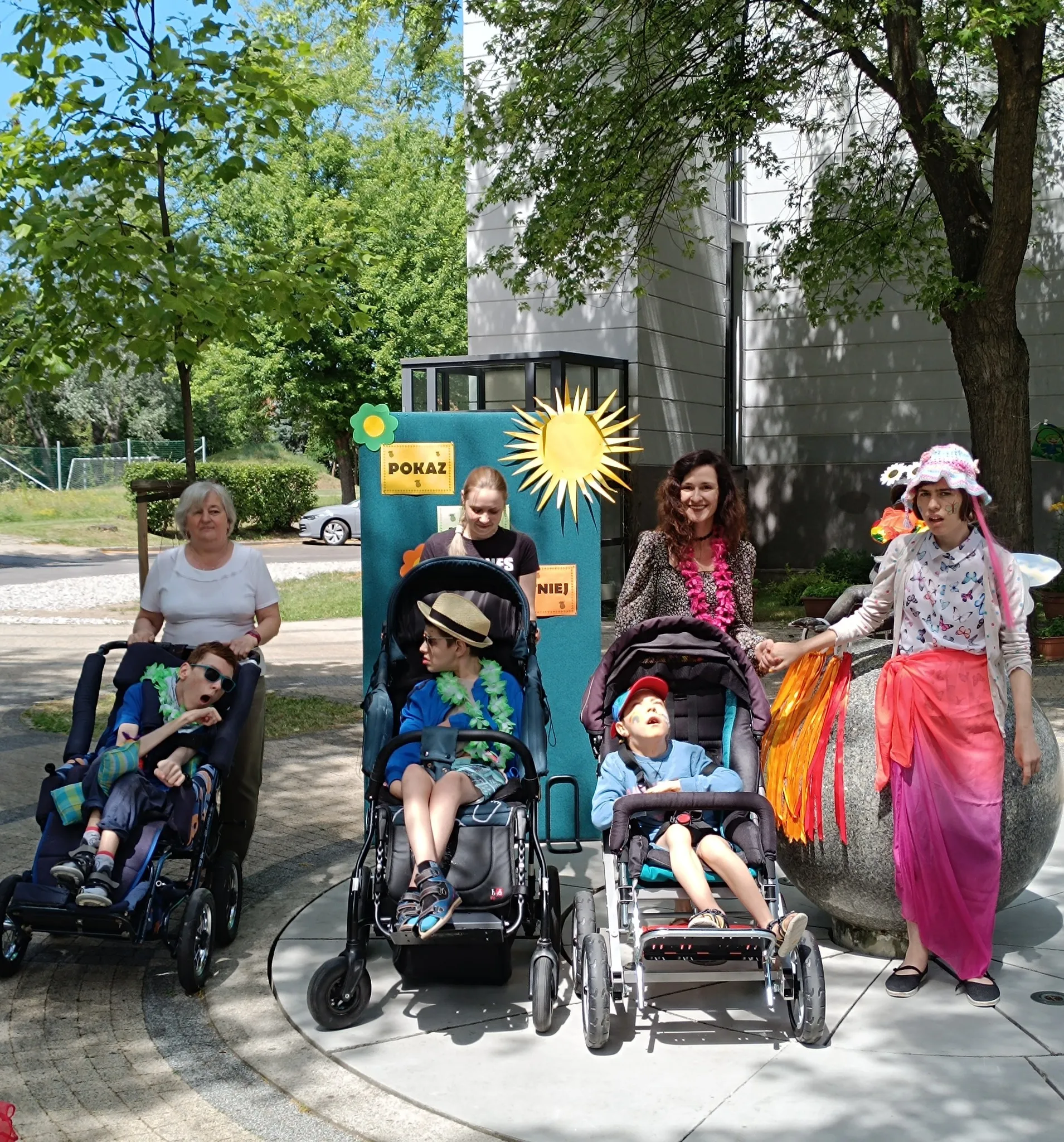 Uczniowie na pokazie mody