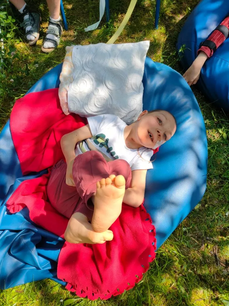 Uczniowie na pikniku szkolnym