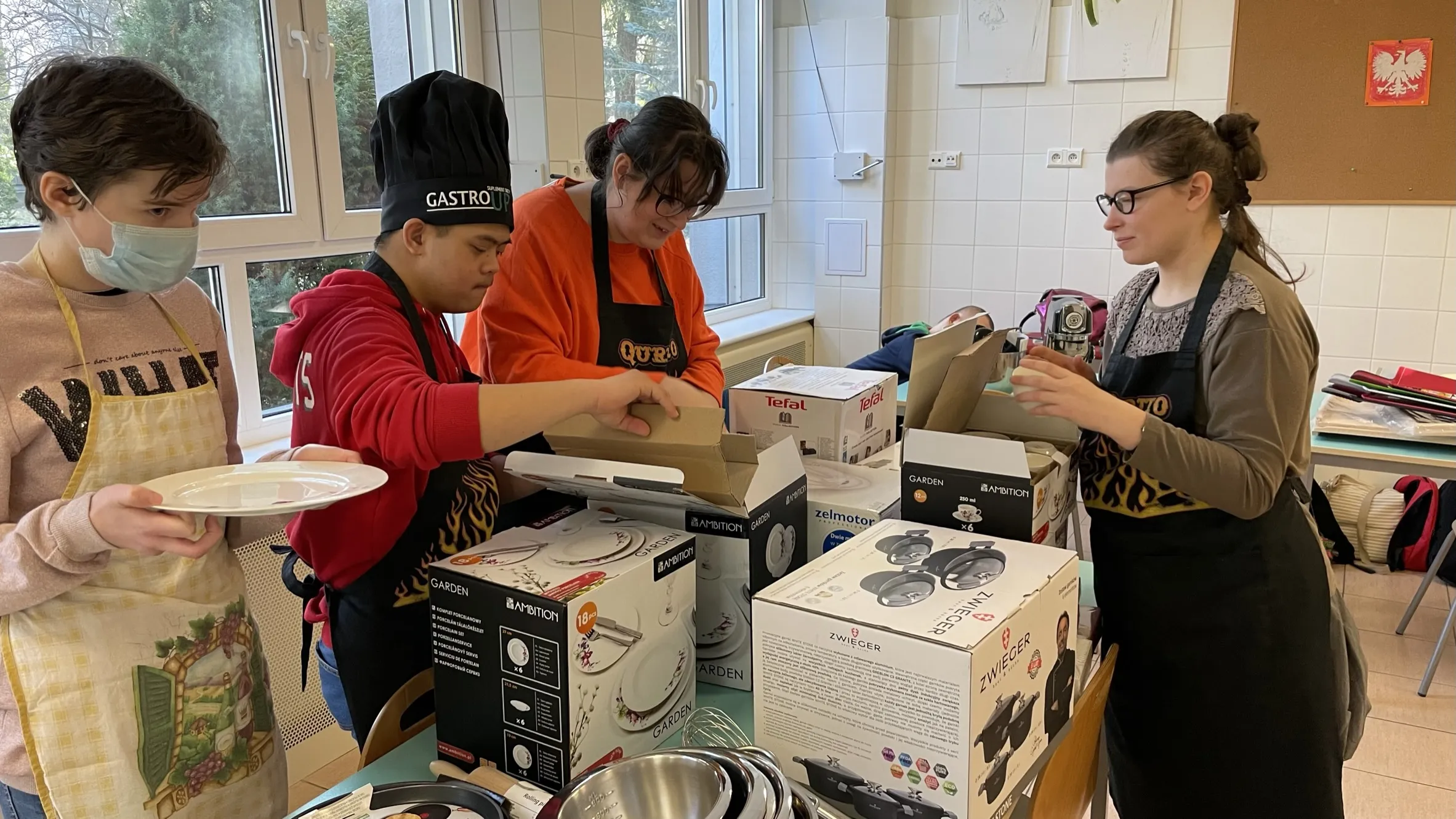 Uczniowie ze sprzętami kuchennymi