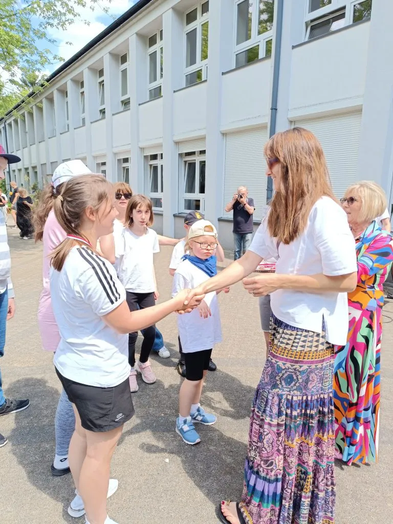 Uczniowie na pikniku szkolnym