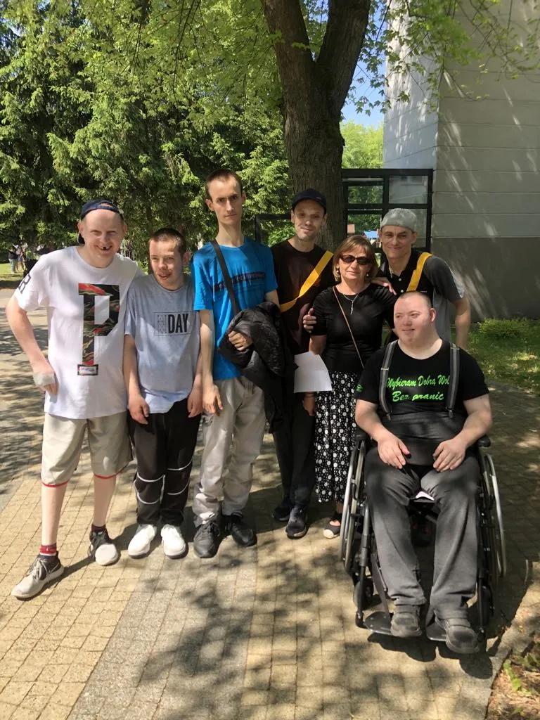 Uczniowie na pikniku szkolnym