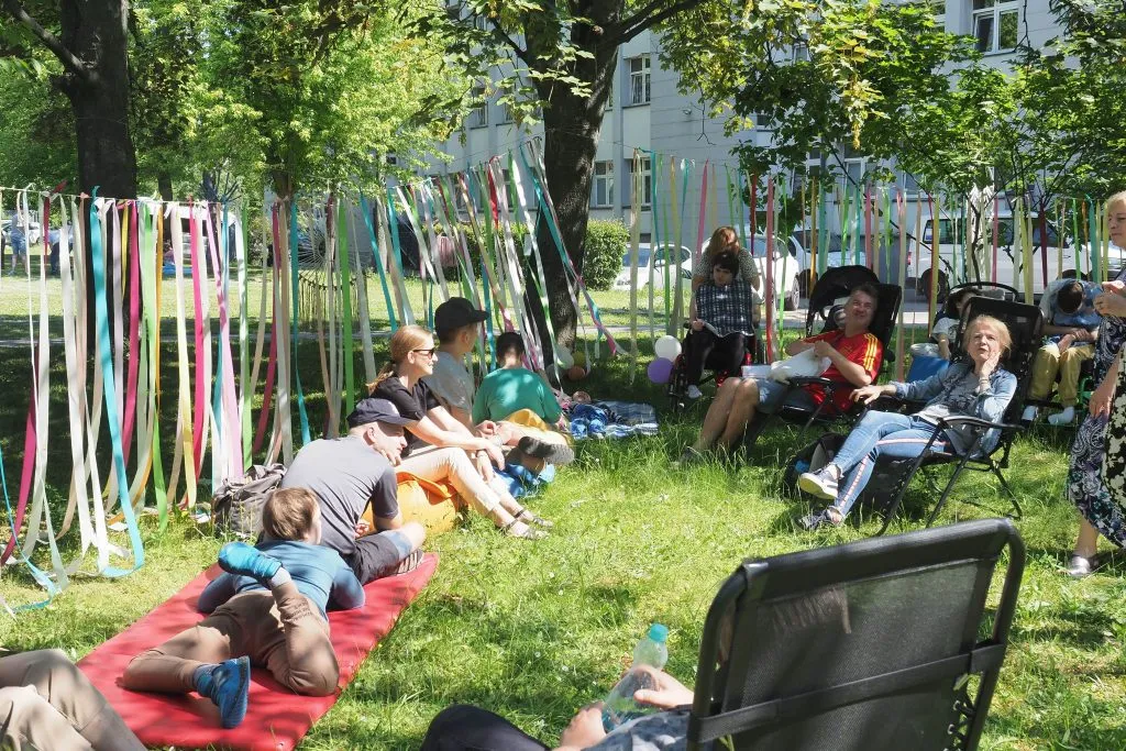 Uczniowie na pikniku szkolnym