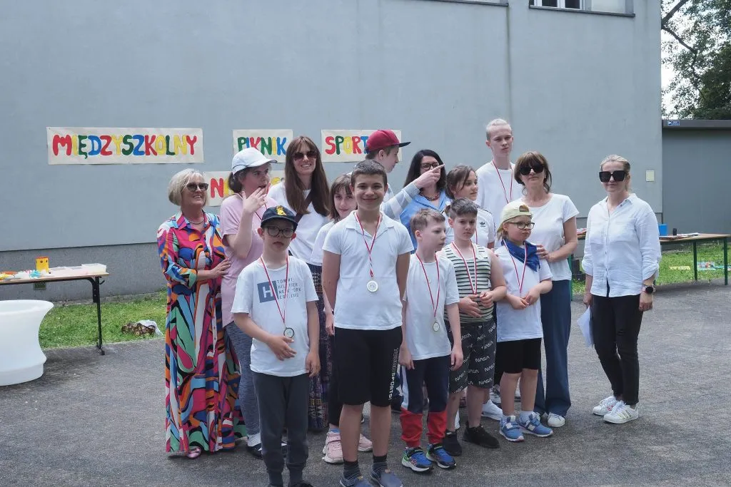 Uczniowie na pikniku szkolnym