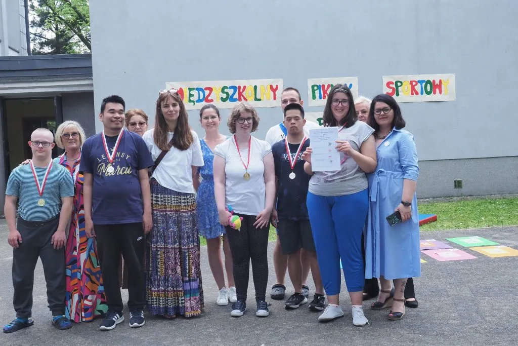 Uczniowie na pikniku szkolnym